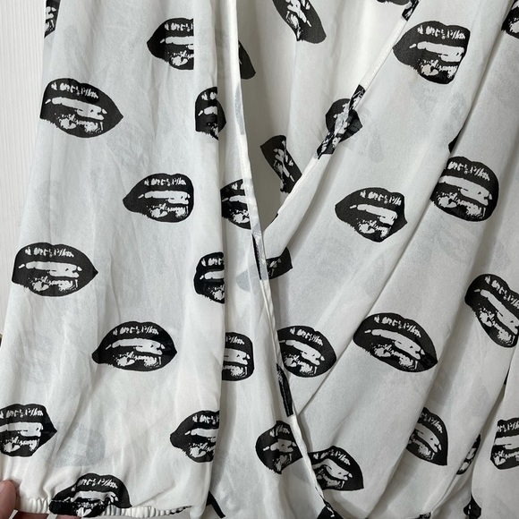 TORRID Lips Printed Surplice Top, Size 0/Large - Picture 3 of 7